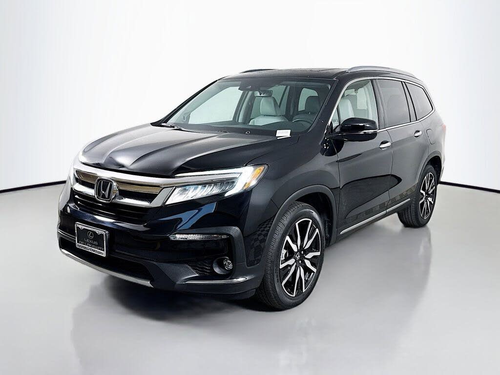 2019 Honda Pilot Touring FWD with Rear Captain's Chairs