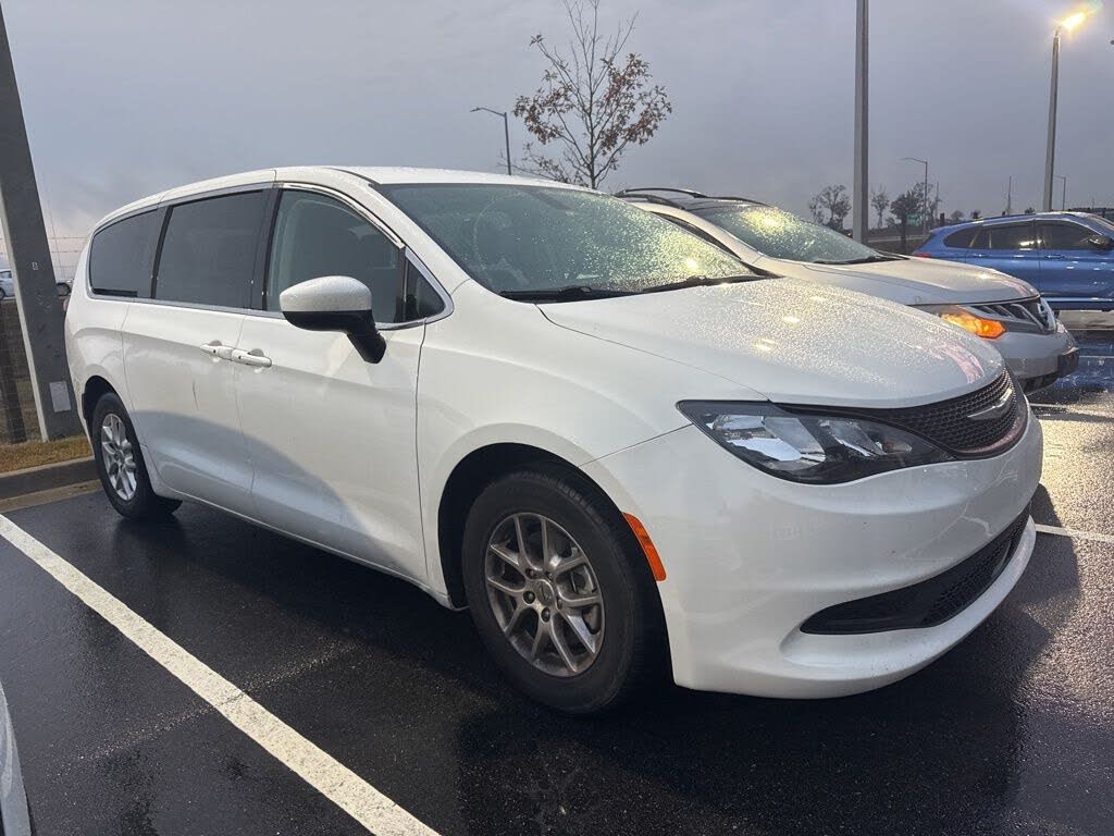 2022 Chrysler Voyager LX FWD