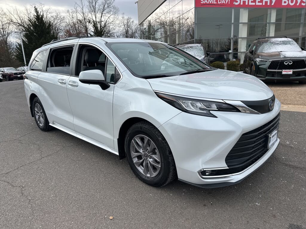2022 Toyota Sienna XLE 7-Passenger AWD