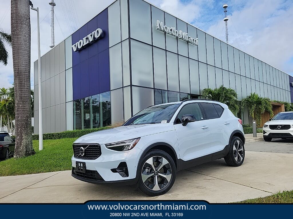 2025 Volvo XC40 B5 Plus Dark Theme AWD