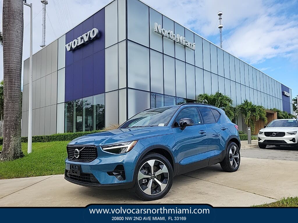 2025 Volvo XC40 B5 Plus Dark Theme AWD