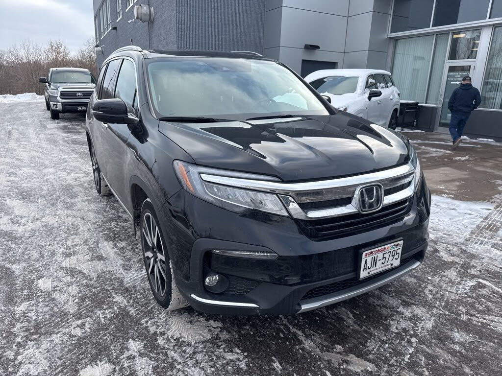 2022 Honda Pilot Touring AWD with Rear Captain's Chairs