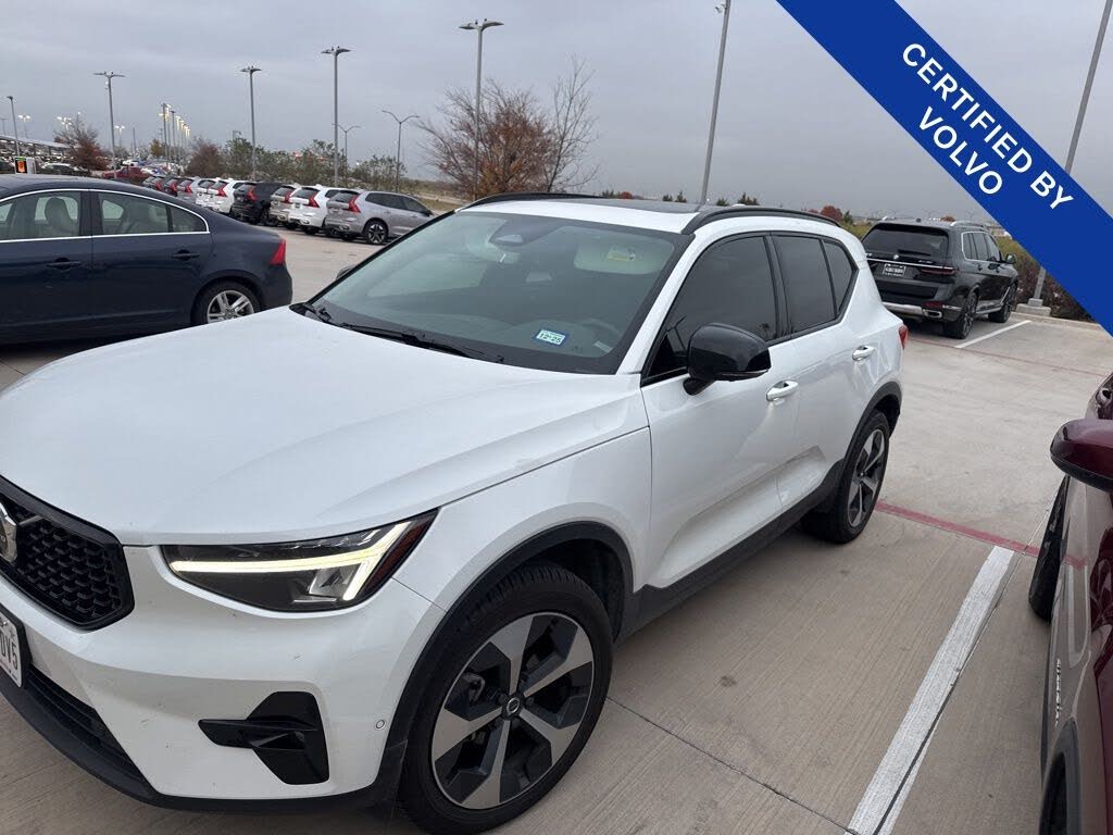 2024 Volvo XC40 B5 Plus Dark Theme AWD