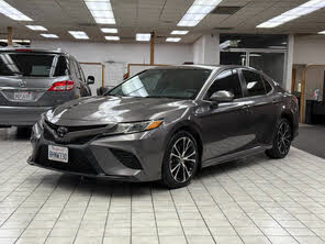 Toyota Camry SE FWD