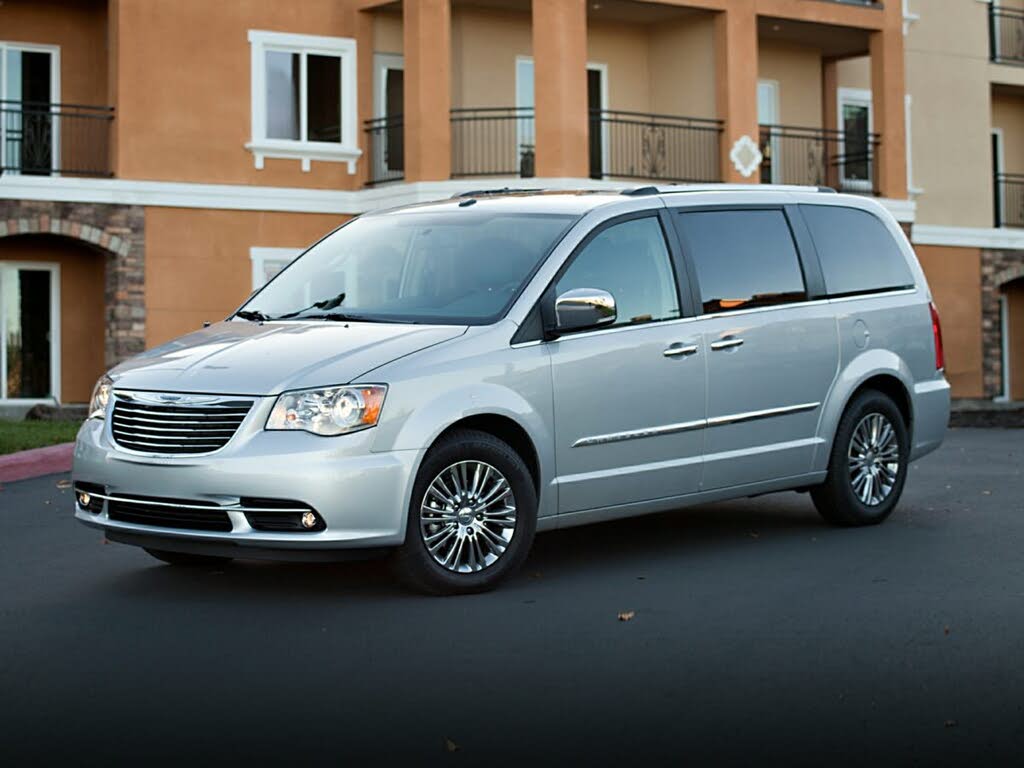 2013 Chrysler Town & Country Touring FWD