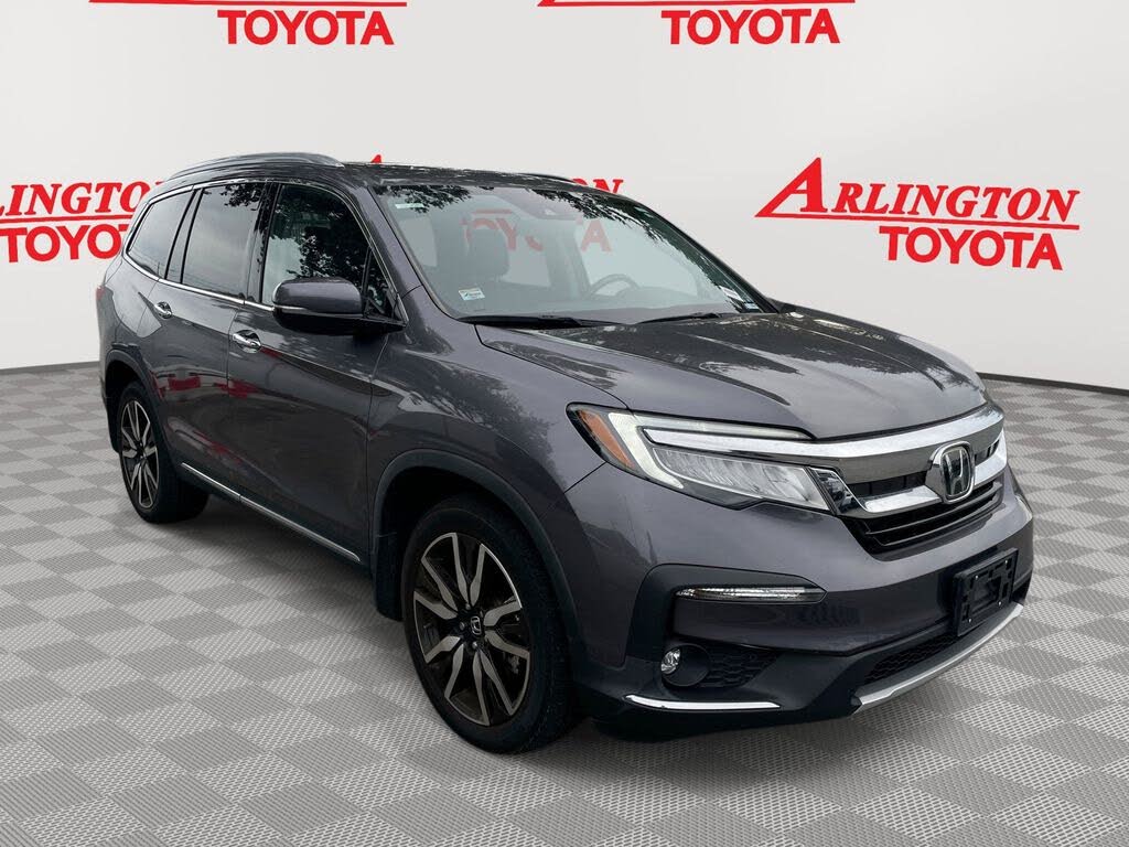 2022 Honda Pilot Touring AWD with Rear Captain's Chairs