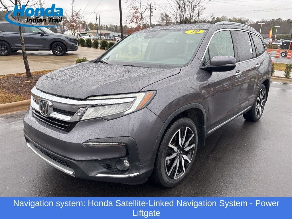 2019 Honda Pilot Touring FWD with Rear Captain's Chairs