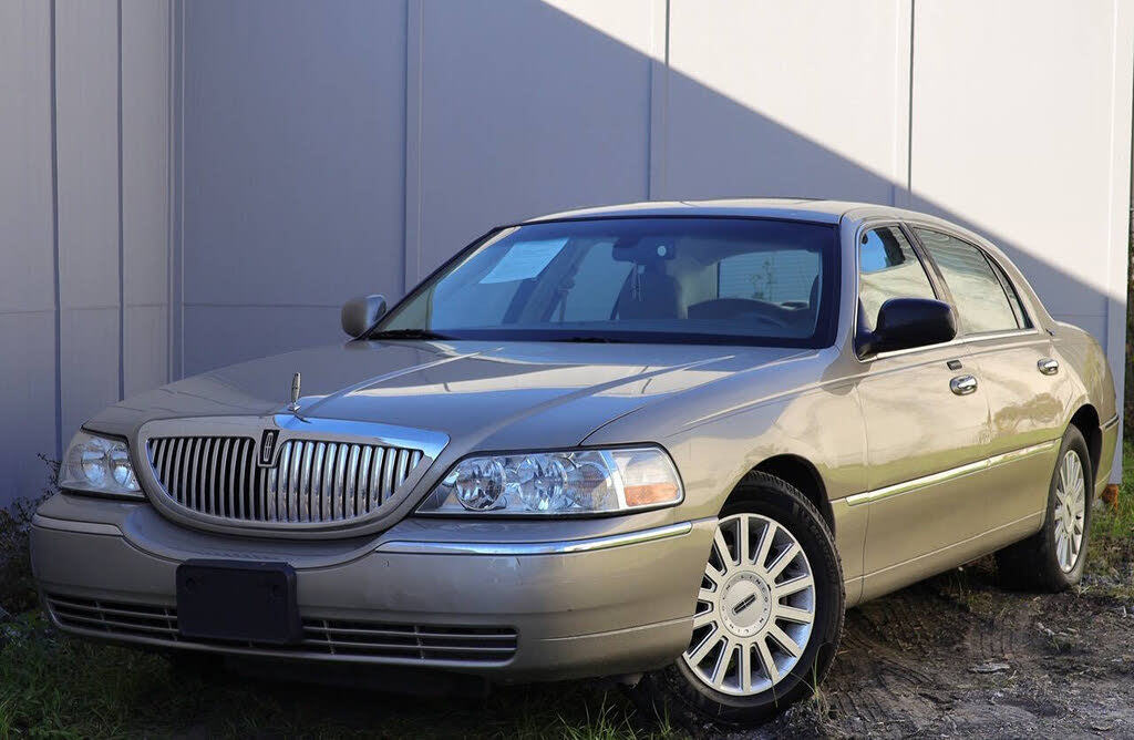 2005 Lincoln Town Car Signature Limited