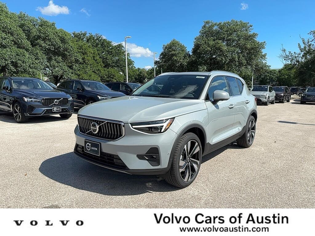2025 Volvo XC40 B5 Ultra Bright Theme AWD