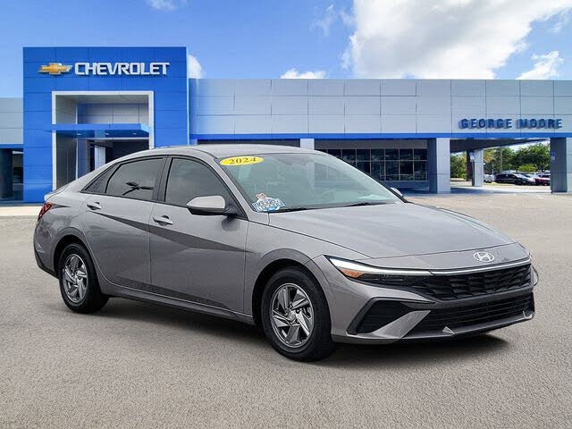 2024 Hyundai Elantra SE FWD