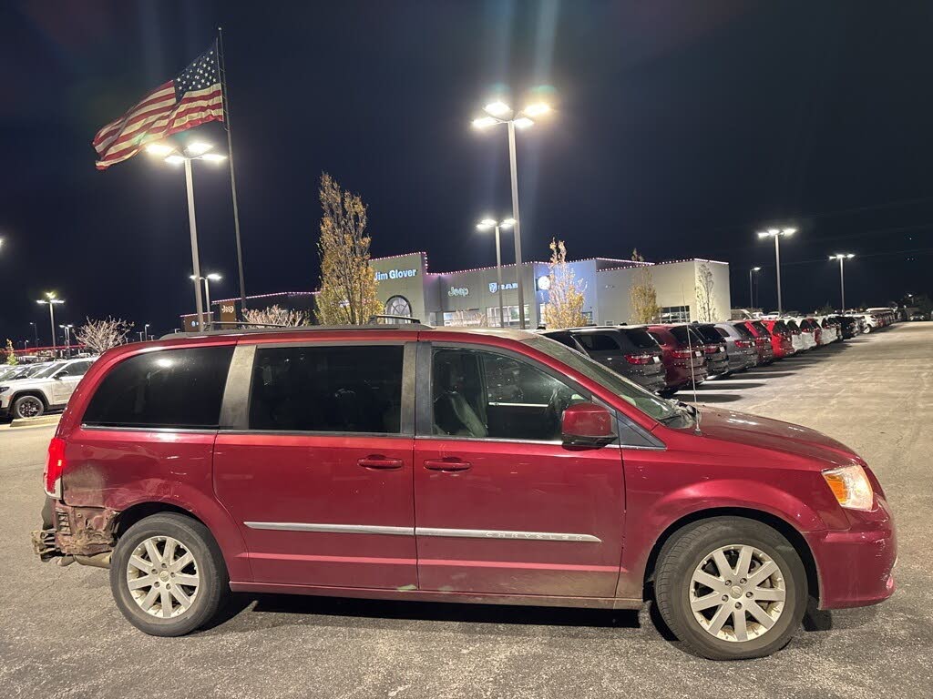 2016 Chrysler Town & Country Touring FWD