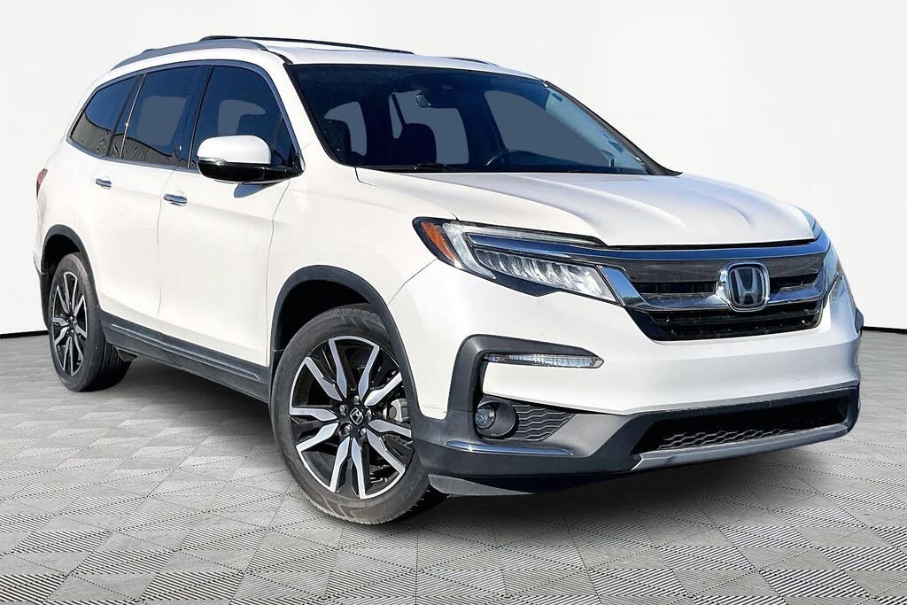 2019 Honda Pilot Touring FWD with Rear Captain's Chairs