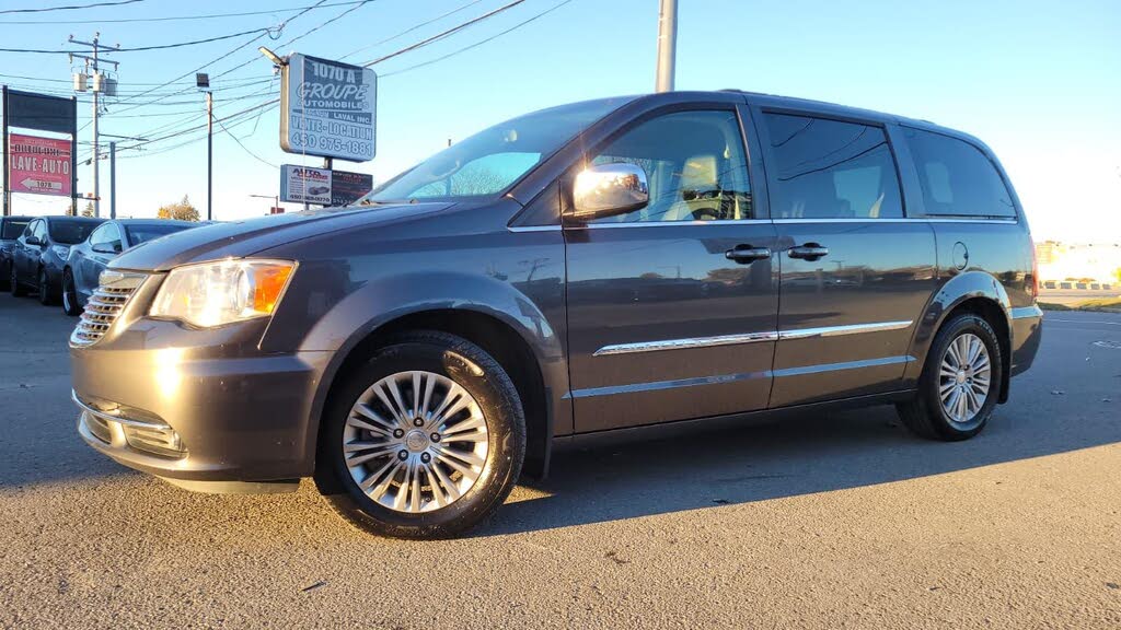 2016 Chrysler Town & Country Touring-L FWD