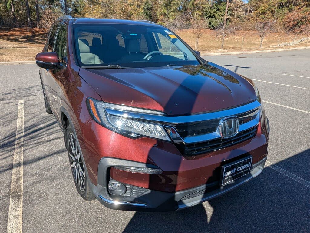 2022 Honda Pilot Touring FWD with Rear Captain's Chairs