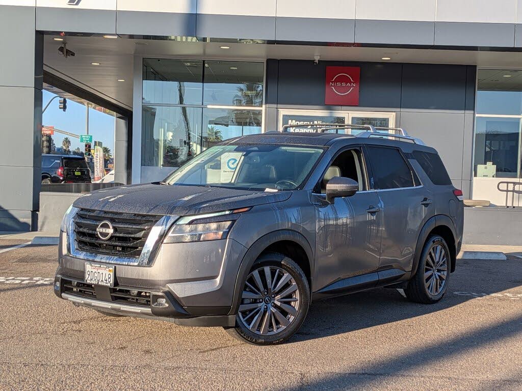 2022 Nissan Pathfinder SL FWD