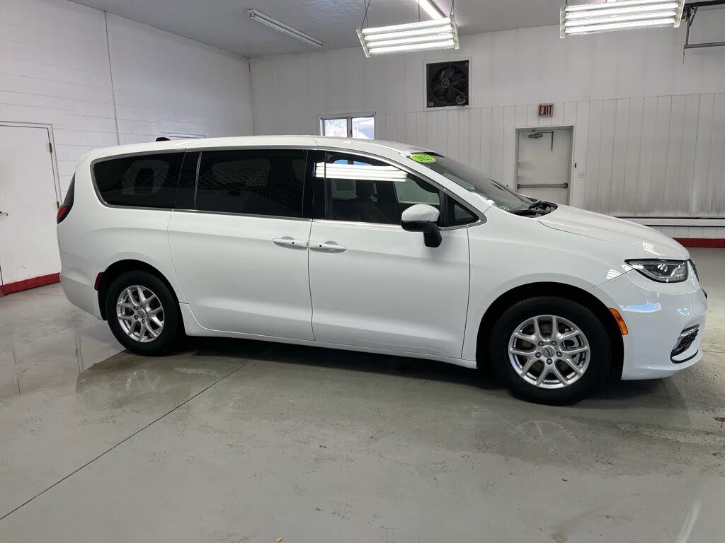 2023 Chrysler Pacifica Touring FWD