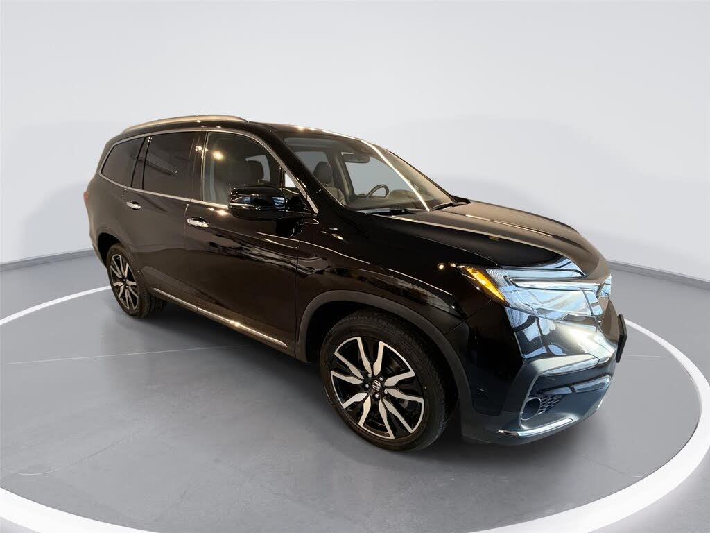 2022 Honda Pilot Touring AWD with Rear Captain's Chairs