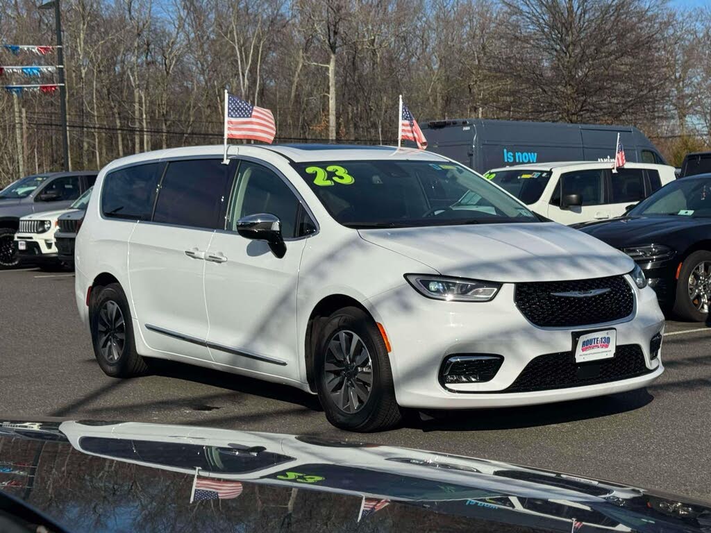 2023 Chrysler Pacifica Hybrid Limited FWD