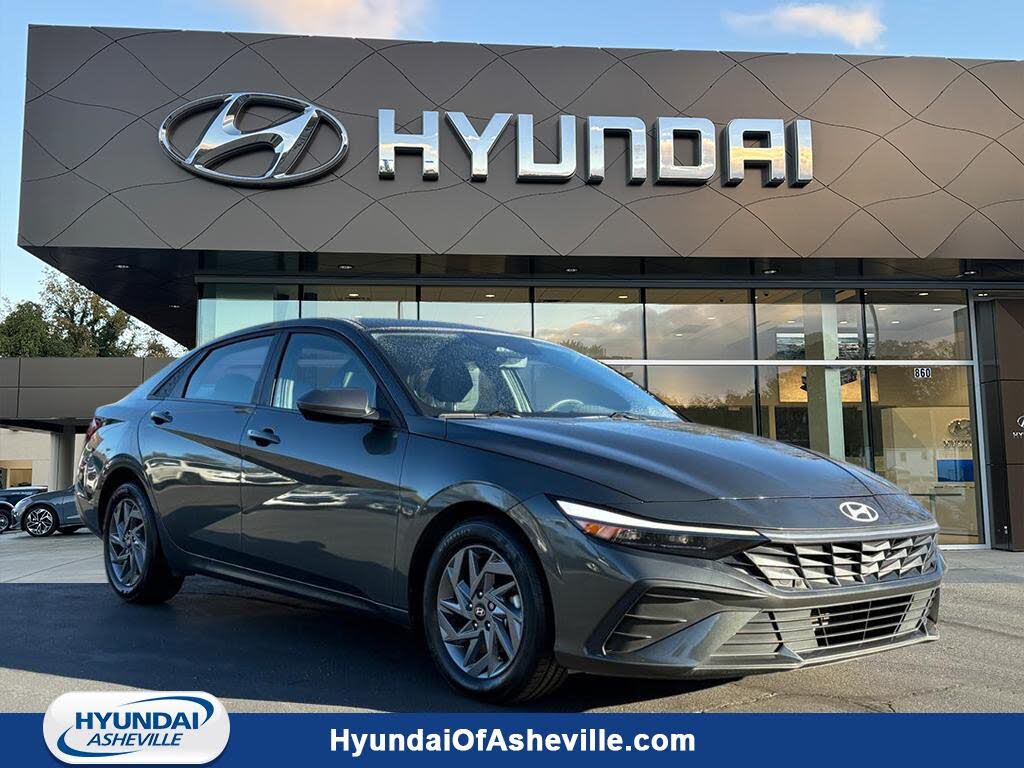 2024 Hyundai Elantra SEL FWD