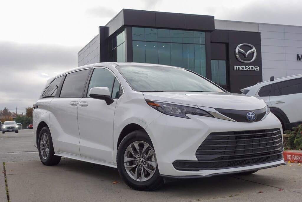 2024 Toyota Sienna LE 8-Passenger FWD