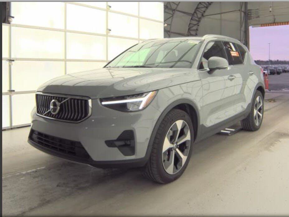 2025 Volvo XC40 B5 Plus Bright Theme AWD