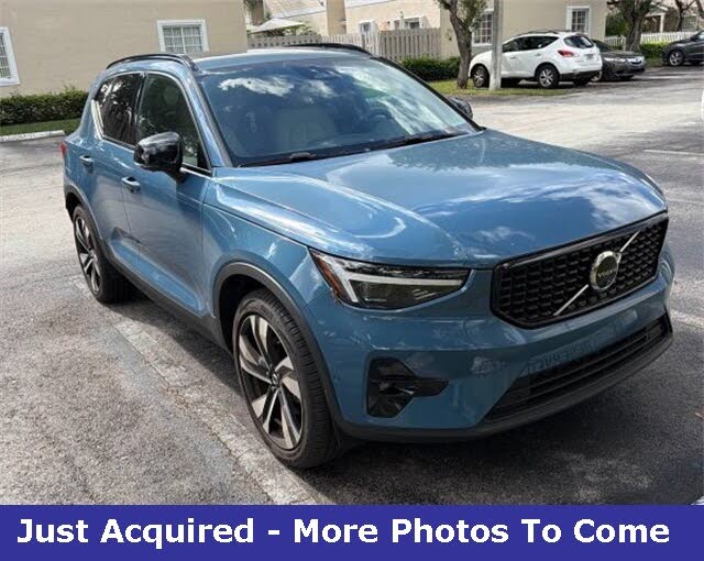 2024 Volvo XC40 B5 Plus Dark Theme AWD