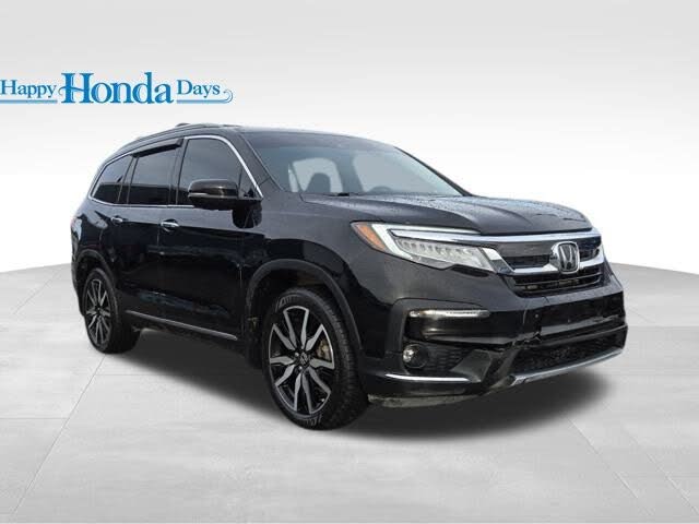 2022 Honda Pilot Touring AWD with Rear Captain's Chairs