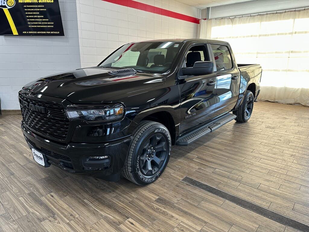 2026 RAM 1500 Express Crew Cab 4WD