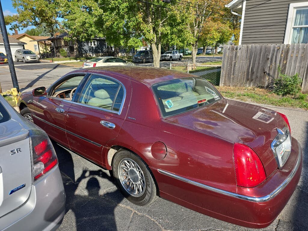 2000 Lincoln Town Car Signature