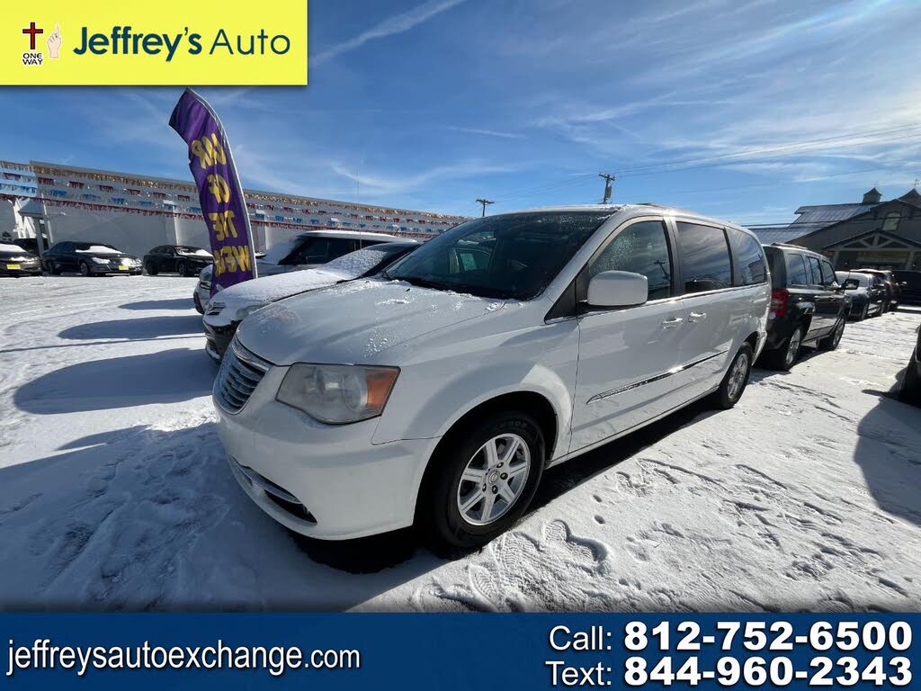 2012 Chrysler Town & Country Touring FWD