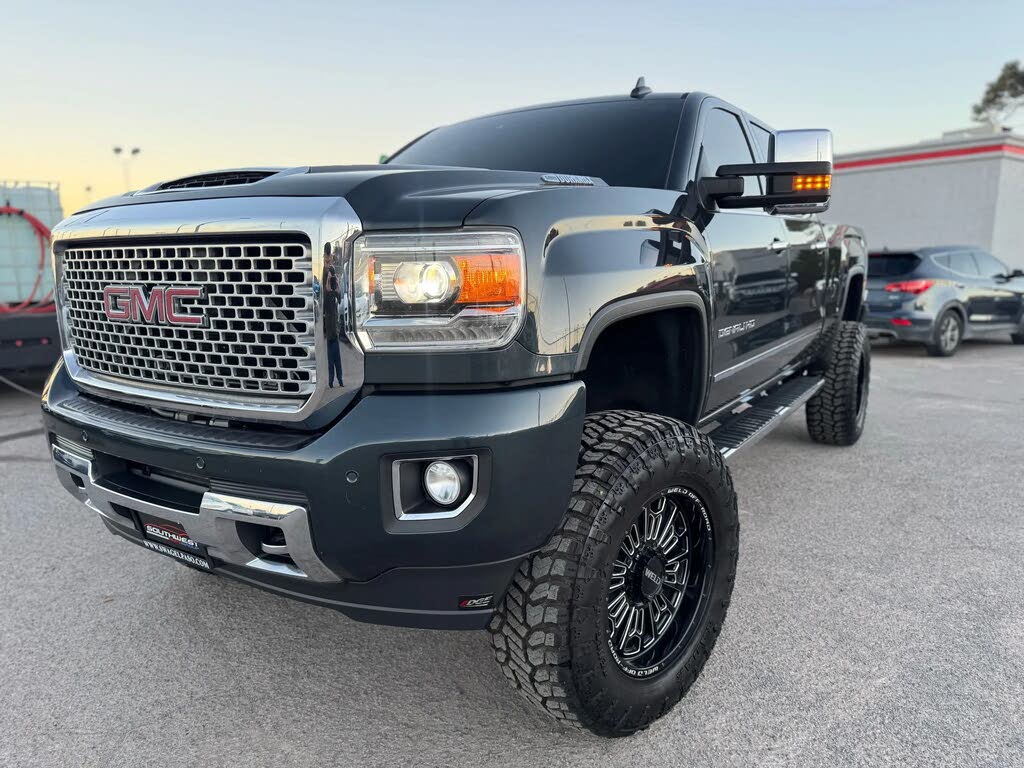 2017 GMC Sierra 2500HD Denali Crew Cab SB 4WD