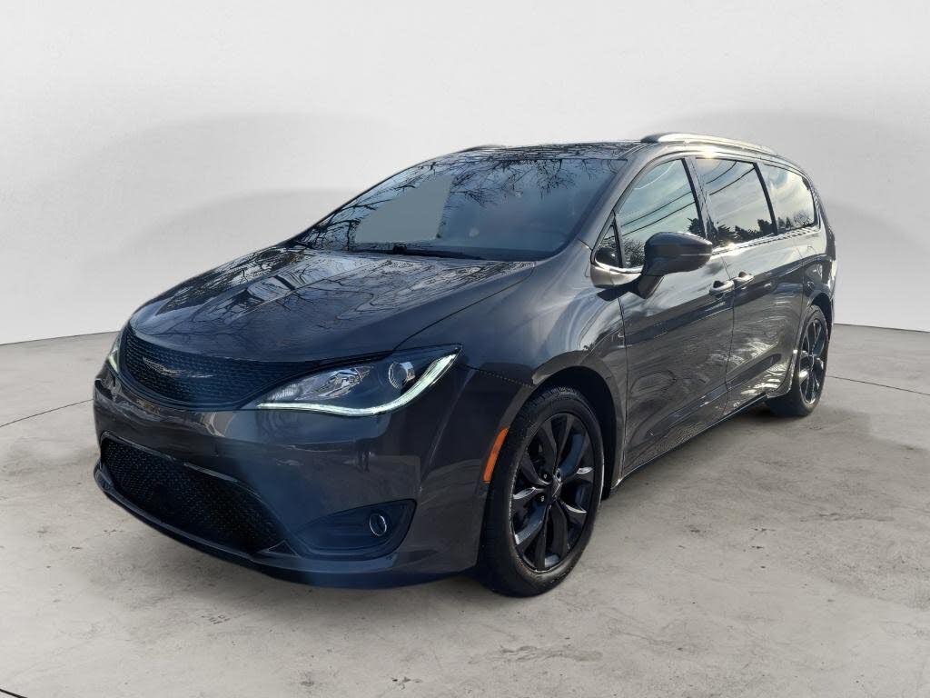 2020 Chrysler Pacifica Limited Red S FWD