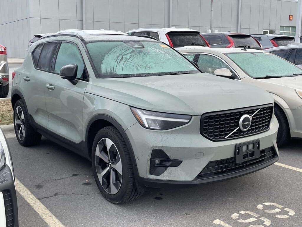 2025 Volvo XC40 B5 Plus Dark Theme AWD