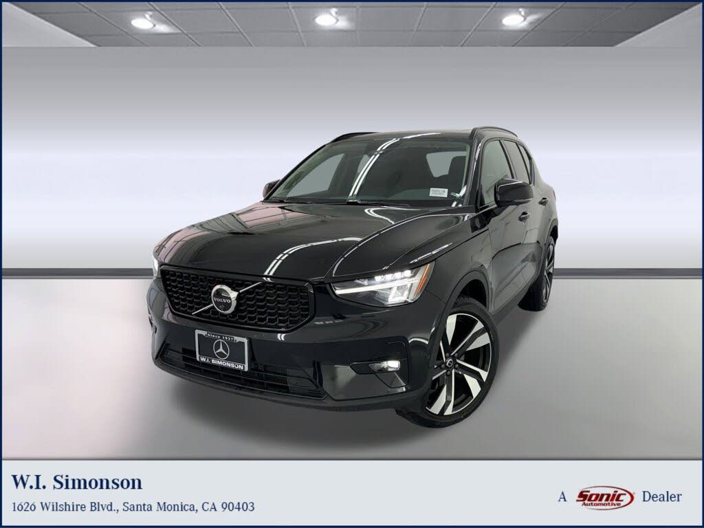 2025 Volvo XC40 B5 Plus Dark Theme AWD