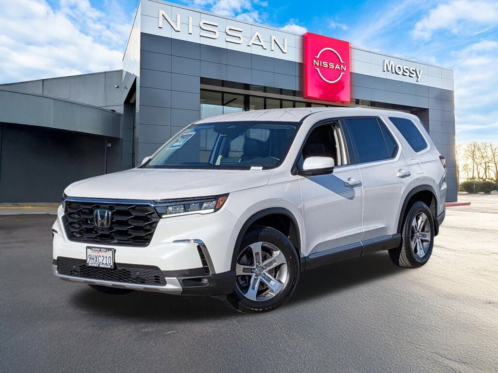 2023 Honda Pilot EX-L FWD with Captains Chairs