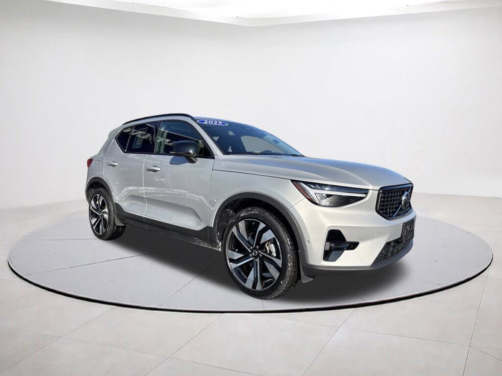 2025 Volvo XC40 B5 Plus Dark Theme AWD