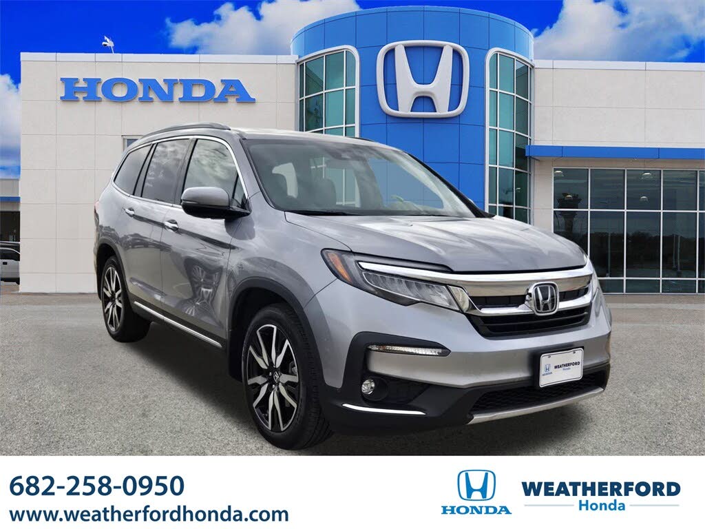 2022 Honda Pilot Touring FWD with Rear Captain's Chairs