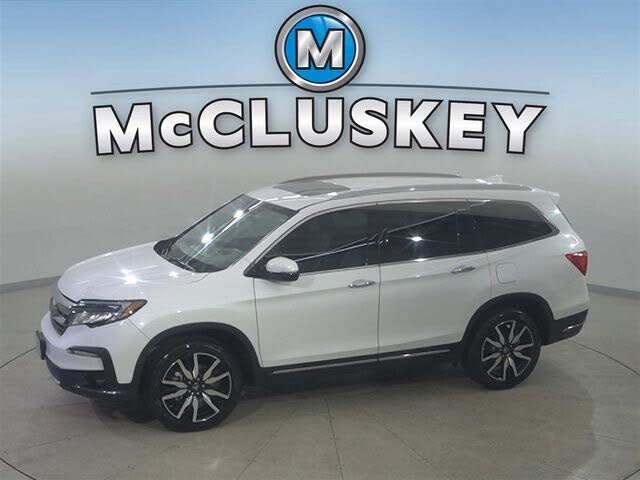 2022 Honda Pilot Touring AWD with Rear Captain's Chairs