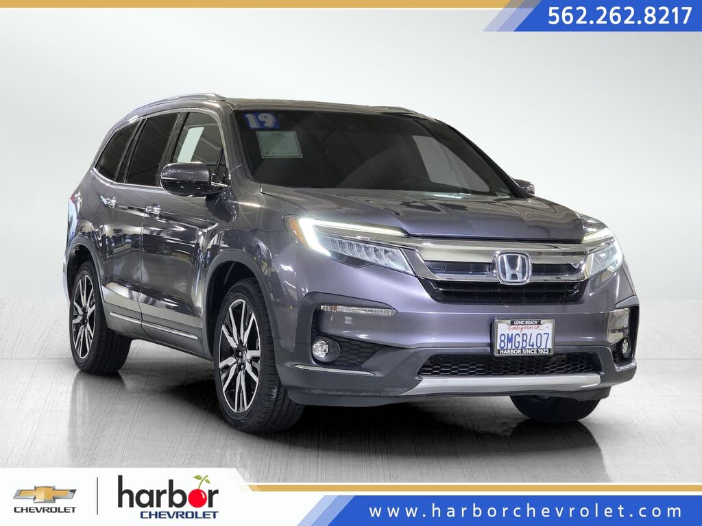 2019 Honda Pilot Touring FWD with Rear Captain's Chairs