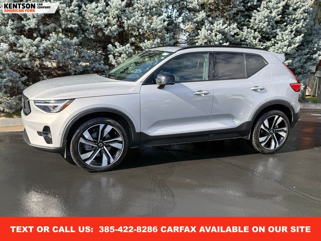 2025 Volvo XC40 B5 Plus Dark Theme AWD