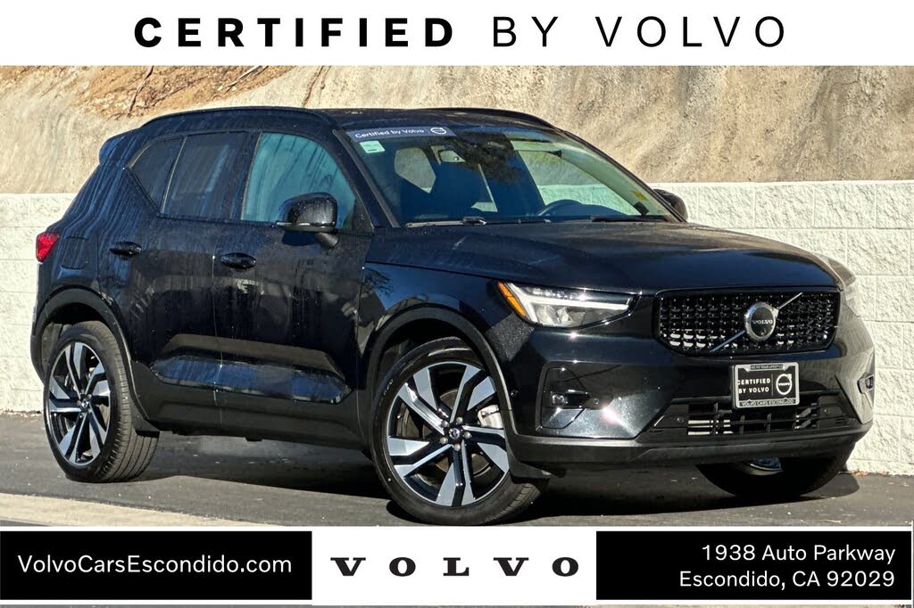 2025 Volvo XC40 B5 Plus Dark Theme AWD