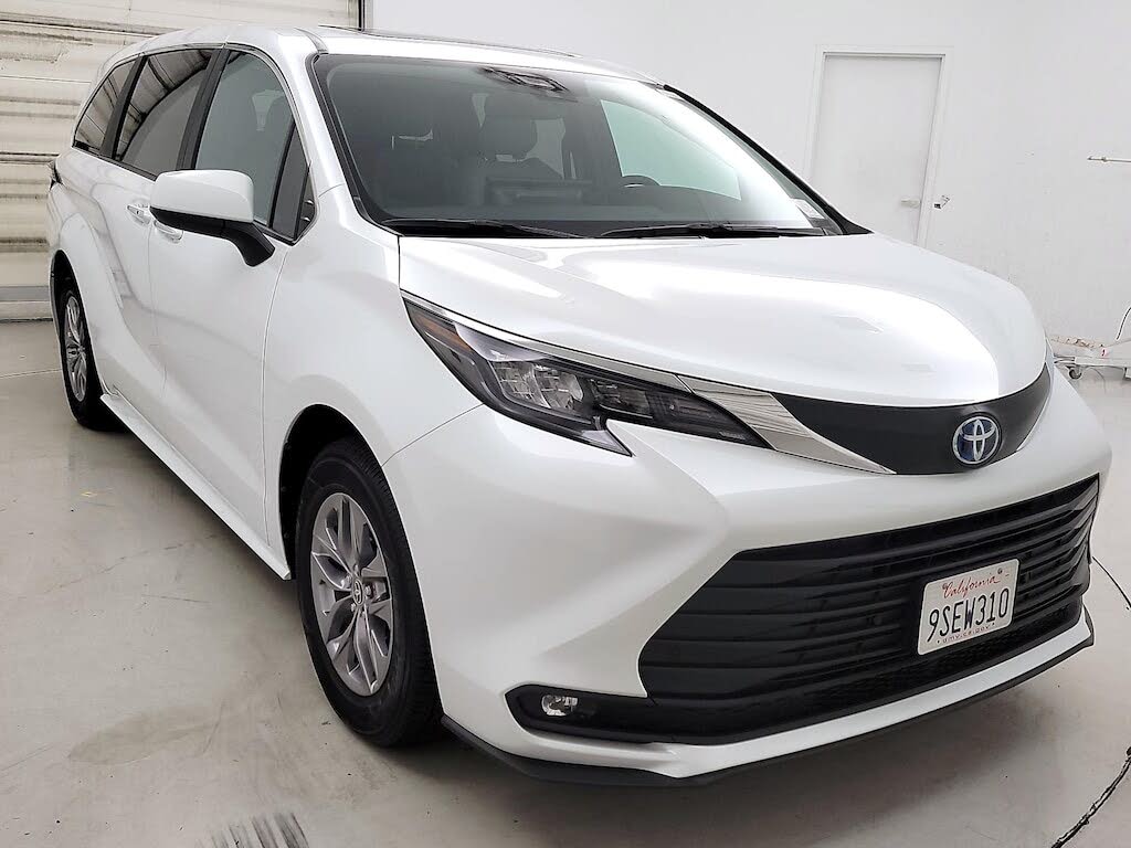 2025 Toyota Sienna XLE 7-Passenger AWD