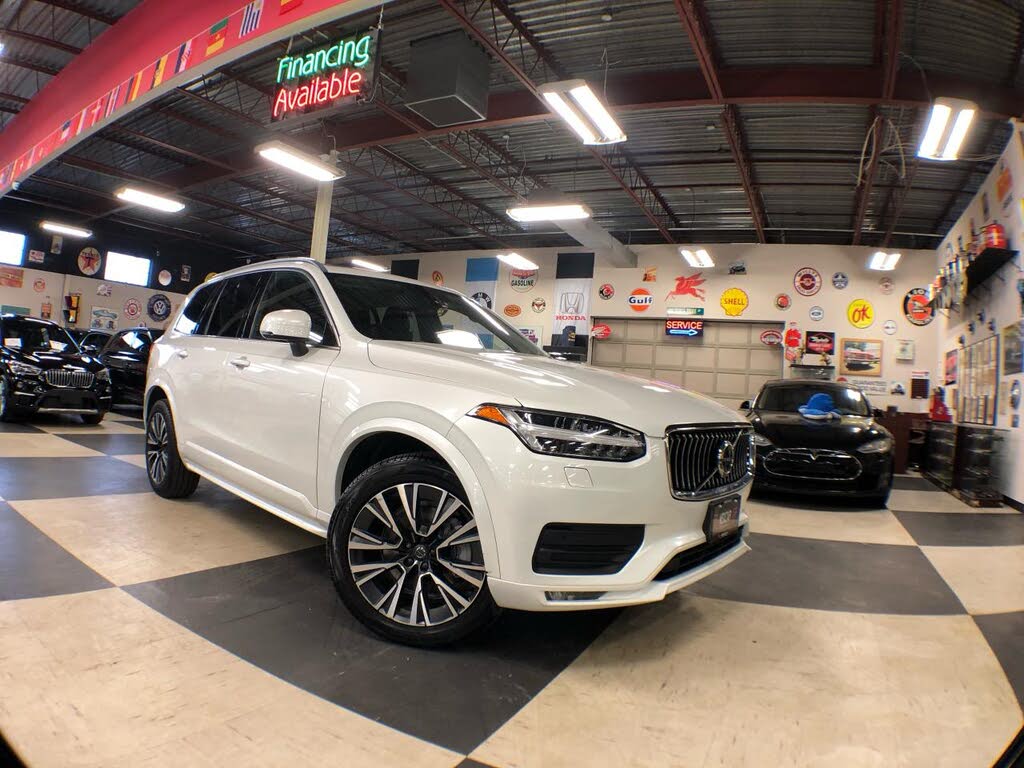 2022 Volvo XC90 T6 Momentum 6-Passenger AWD