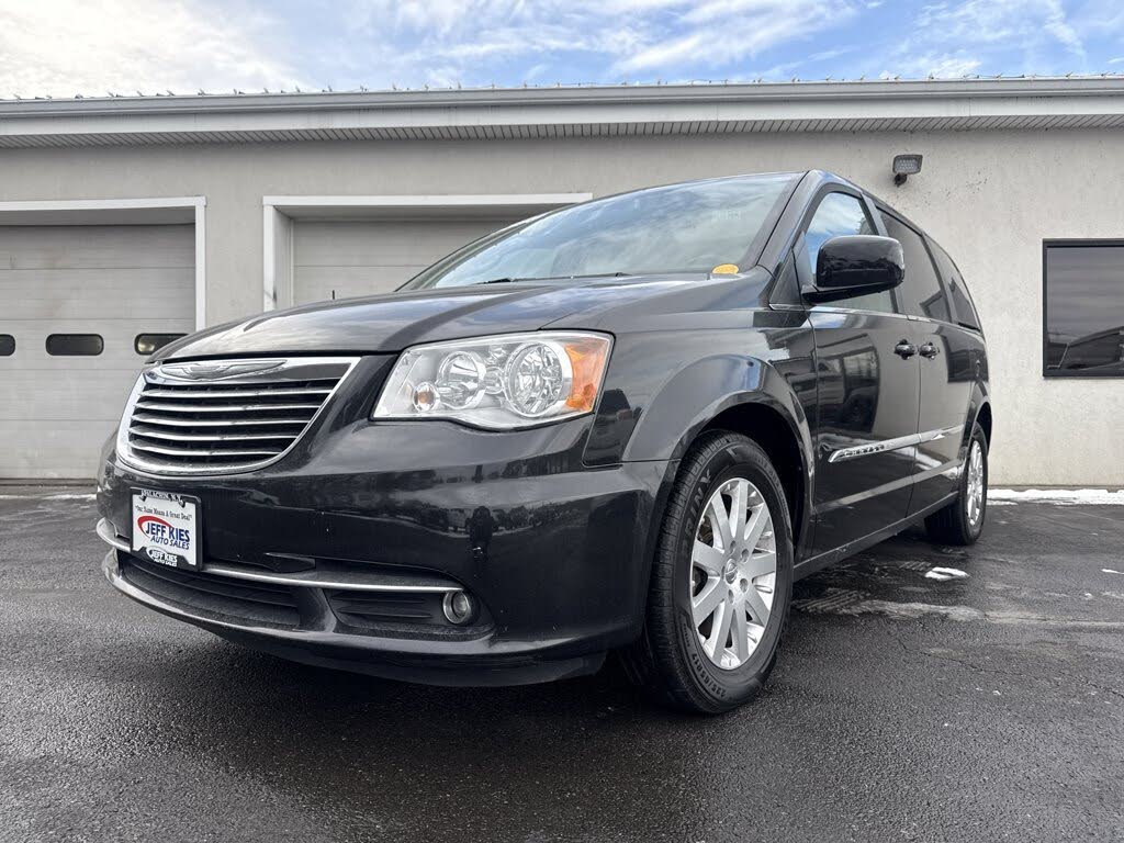 2016 Chrysler Town & Country Touring FWD