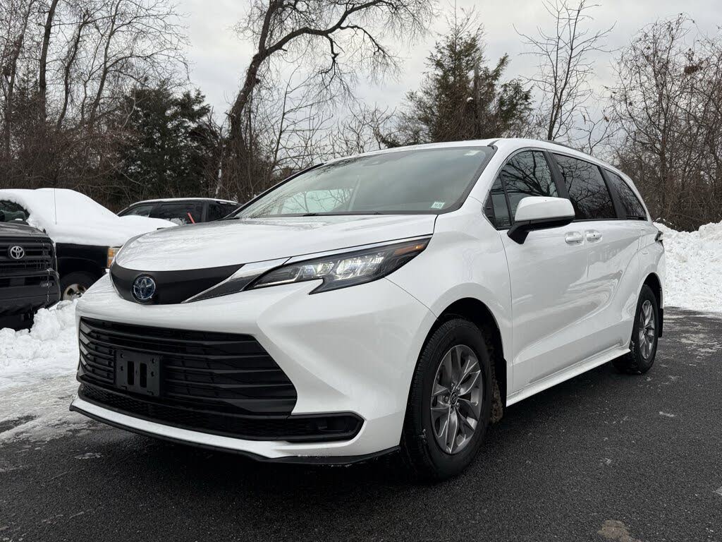 2025 Toyota Sienna LE 8-Passenger FWD