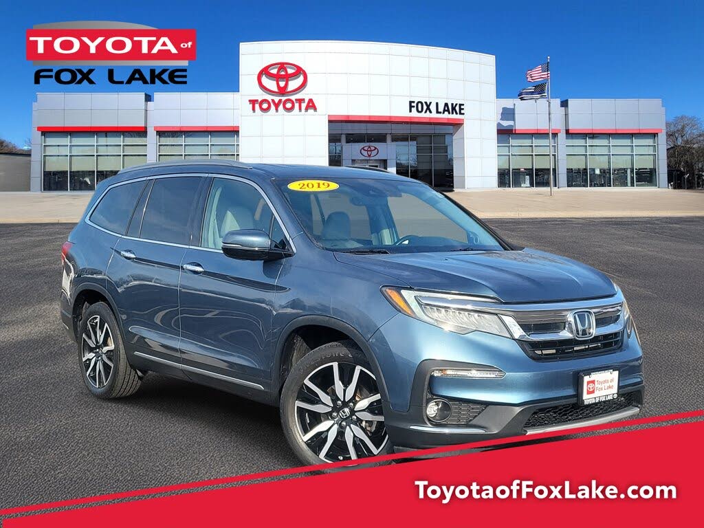 2019 Honda Pilot Touring AWD with Rear Captain's Chairs