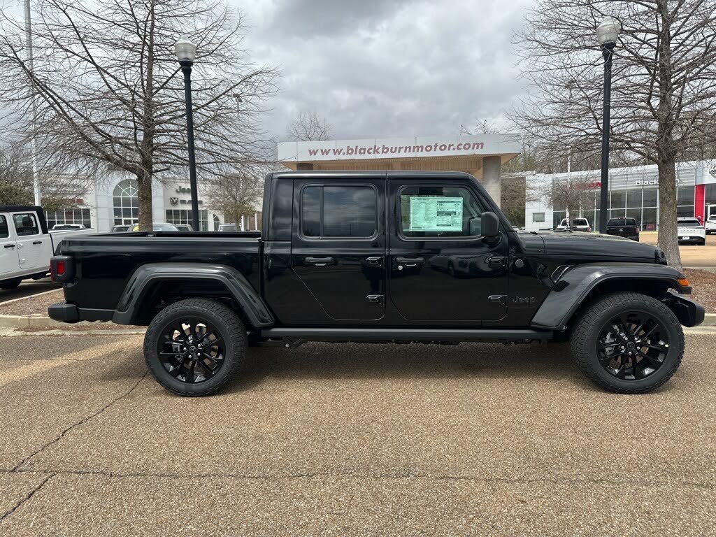 2025 Jeep Gladiator NightHawk Crew Cab 4WD
