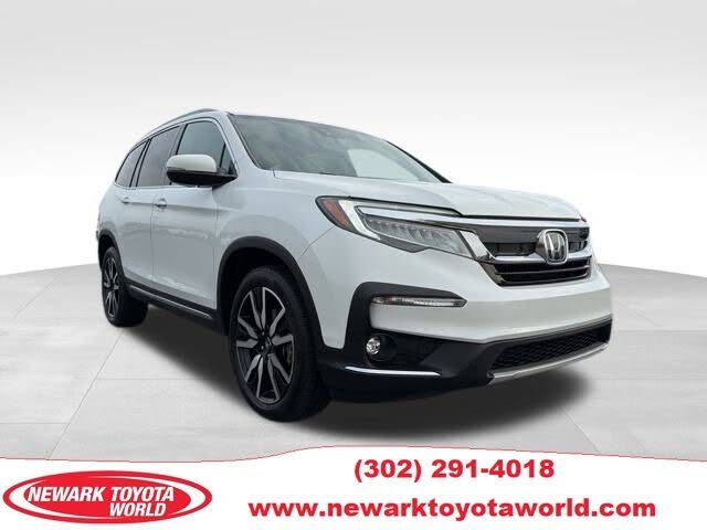 2020 Honda Pilot Touring AWD with Rear Captain's Chairs