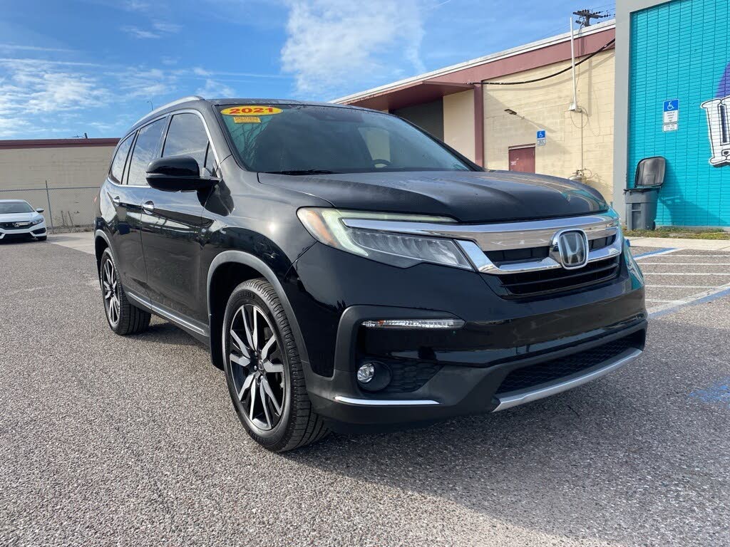 2021 Honda Pilot Touring FWD with Rear Captains Chairs