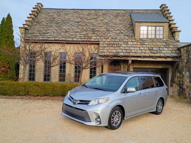 2019 Toyota Sienna XLE 7-Passenger FWD with Auto-Access Seat